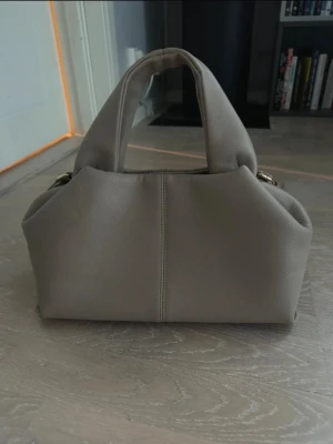 Fin väska  - Superfin väska som är edentisk med polene väskan! Den är i jättefint skick! Begie/grå skulle jag säga färgen är