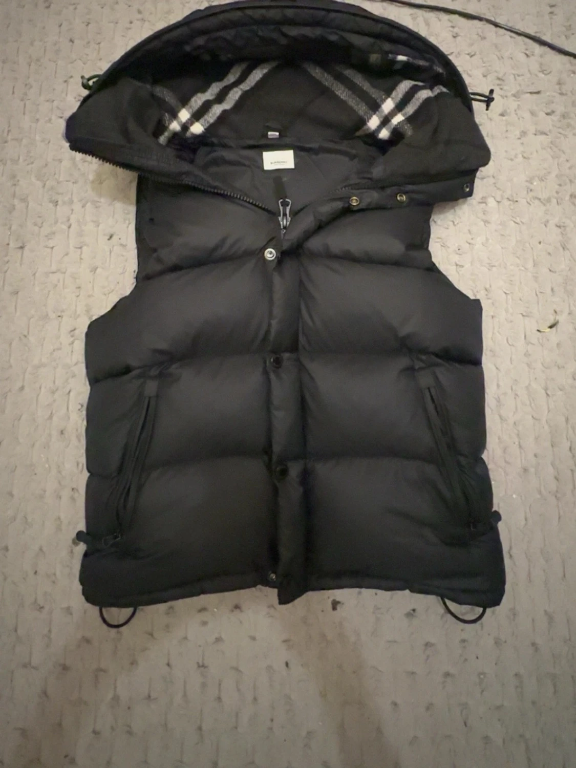 Svart dunväst med huva från Burberry