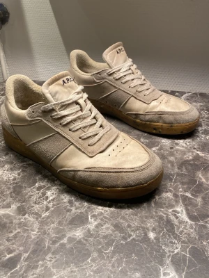 Beige sneakers från A.P.C. - Stilrena sneakers från A.P.C. i beige mocka och läder med detaljer i olika nyanser, lika maison margiela gats!! Skorna har en chunky, genomskinlig sula med färgade prickar och klassisk snörning. Perfekta för dig som gillar minimalistisk och clean stil. Väl använda men väldigt mycket kvar att ge! | Nypris 3000kr, mitt pris 350kr!|🎶🎶