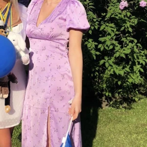 Klänning - Underbar slutsåld klänning från H&M👗Slits och en enkel knytning baktill💜🩷