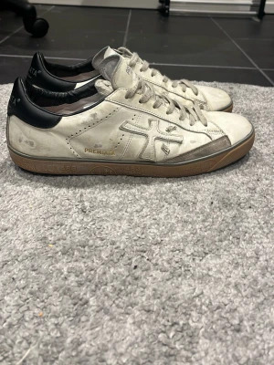 Premiata Steven  - Säljer mina Premiatas stevens bästa modell modell 6977. Bra skick, inte använda mycket. Inget fysiskt kvitto men kan visa mitt köp online.                                              !!Viktigt!!   Storlek 44 på skon men sitter som 43, har 43 på alla andra skor jag äger och dessa passar grymt på mig😇.