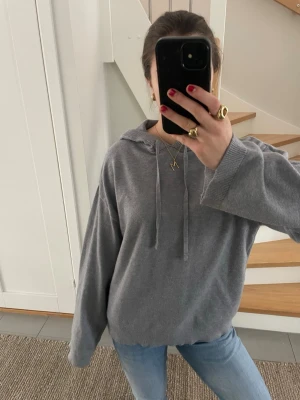 Grå stickad hoodie - Mysig grå stickad hoodie från Gina tricot. Långa armar och väldigt skönt tyg. 
