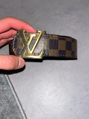 L v bälte  - Väldig skön bälte sitter perfekt men tecken på använd