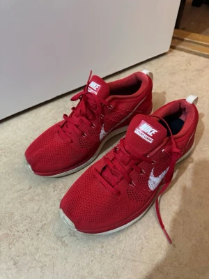 Nike skor  - Ett par röda Nike skor i stl 39 som är i väldigt bra skick säljs för 200 kr.