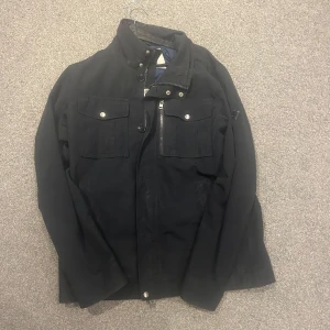 J.Lindeberg Fieldjacket - En otroligt fin och välanvänd höst jacka från J.lindeberg. Skicket är som nytt och ej använd mycket. Storleken är XL men sitter betydligt mindre, snarare en Large! Vid intresse eller fler frågor är det bara och skriva! 👏( nypris 3499kr)