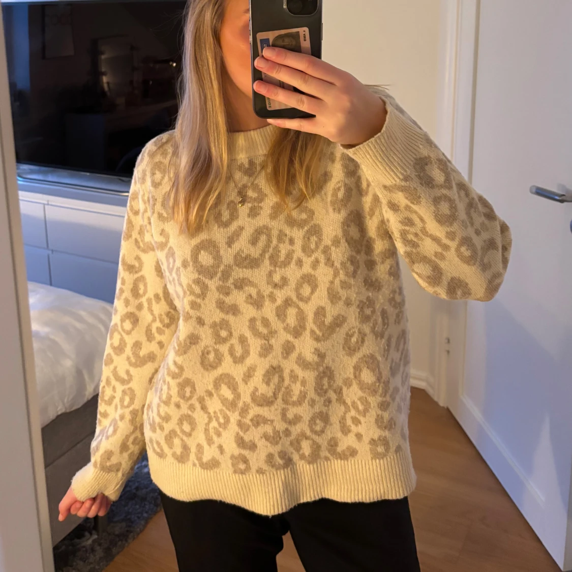 Beige leopardmönstrad stickad tröja - 2