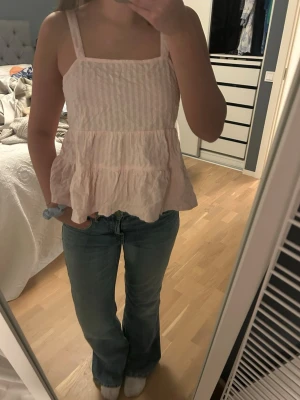 Ljusrosa volangig linnetopp - Monki Storlek 38