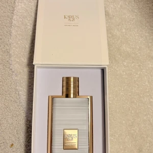 Karus Secret Musk parfym - Karus Secret Musk från Khadlaj. Toppnoterna är saffran och röda frukter; hjärtnoterna är ros, tonkaböna och choklad; basnoterna är mysk, bärnsten, ekmossa, mossa och ambra. Ca:: 80 ml kvar av 100
