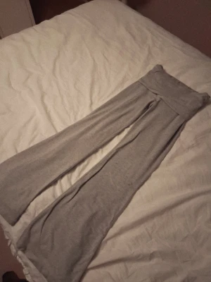 Grå mjukisbyxor från Cubus, storlek 164 - Säljer ett par grå mjukisbyxor från Cubus i storlek 164.💕 Har några små lite mörkare fläckar på vänstra knät.💕 Byxorna har medel midja och är tillverkade i mjukt bomullsmaterial. De har ett loose fit och raka ben, perfekta för chill dagar. Snygga sömmar i midjan och enkel design.💕