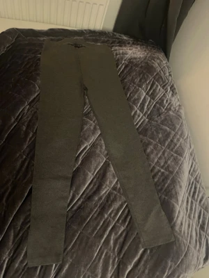 Mörkgrå leggings från XOXO Friends - Mörkgrå leggings från XOXO Friends i storlek 146-152. Byxorna är i mjukt stretchigt material. De har en enkel, tight passform och resår i midjan. Funderingar? Skriv till mig💕