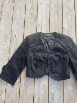 Bolero  - Snygg svart bolero 💕