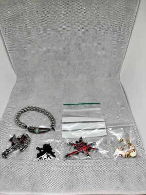 Smyckespaket – flera delar - Säljer ett paket med smycken. Det som syns på bilderna ingår. Allt i fint skick.
