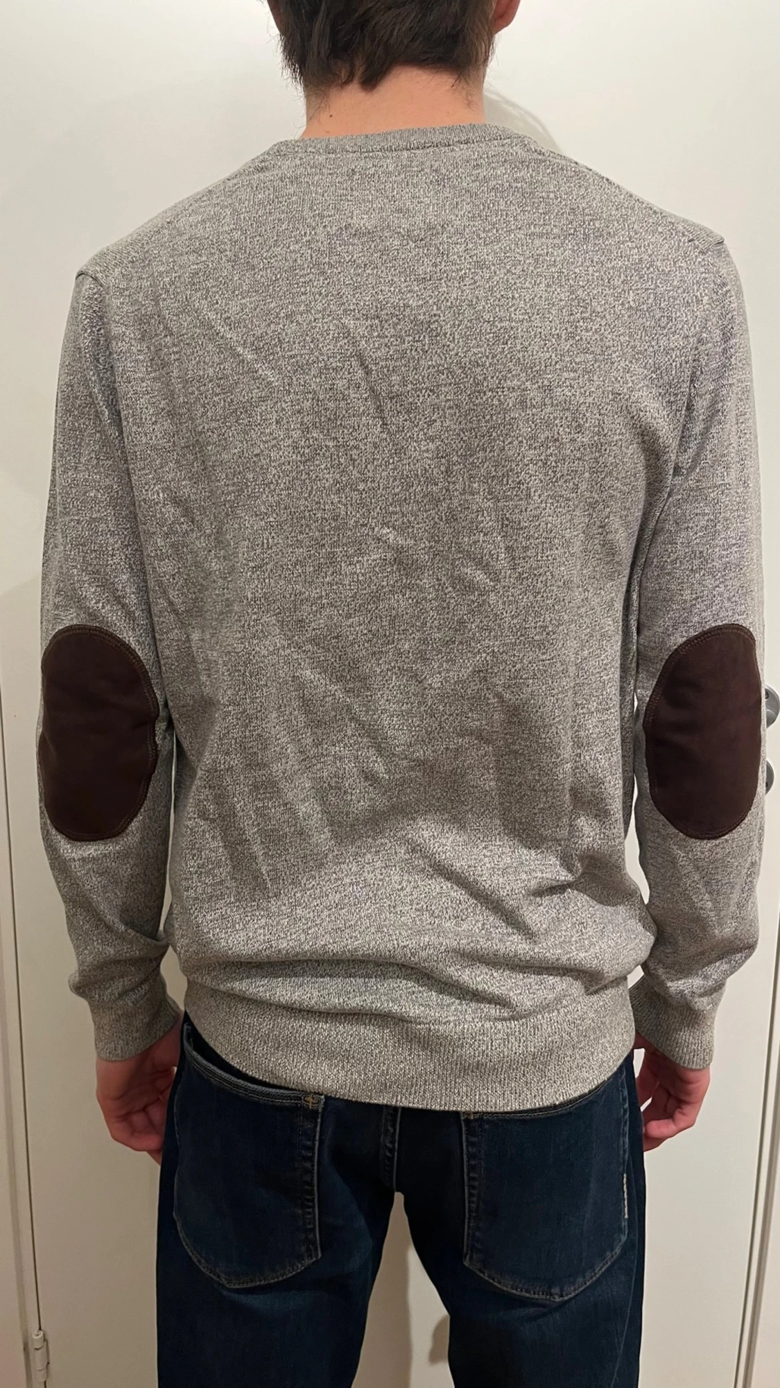 Grå stickad tröja med mockadetaljer - 1