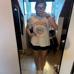 Svarta skinnshorts med resårmidja - Säljer ett par svarta shorts i skinnimitation med elastisk midja och fickor på sidorna. De har en loose fit och är perfekta för dig som vill ha en edgy och trendig look. Passar till både t-shirt och crop top.