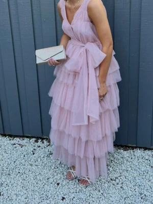 Ljusrosa volang balklänning - Säljer nu min fina ljusrosa volang balklänning som är köpt på Ellos💕 den är i toppen skick och är endast använd en gång. Storleken är 34/36 och nypris för den var 1500 kr. 