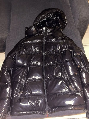 Svart pufferjacka från Moncler - Moncler jacka puffer med glans, väntar frf på påsen till den skick 9/10 passar ungefär 173-182