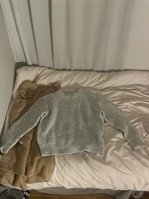 Grå stickad tröja från lager 157 - Grå stickad tröja från lager 157. Storlek XS men passar bra om man har S i tröjor också 