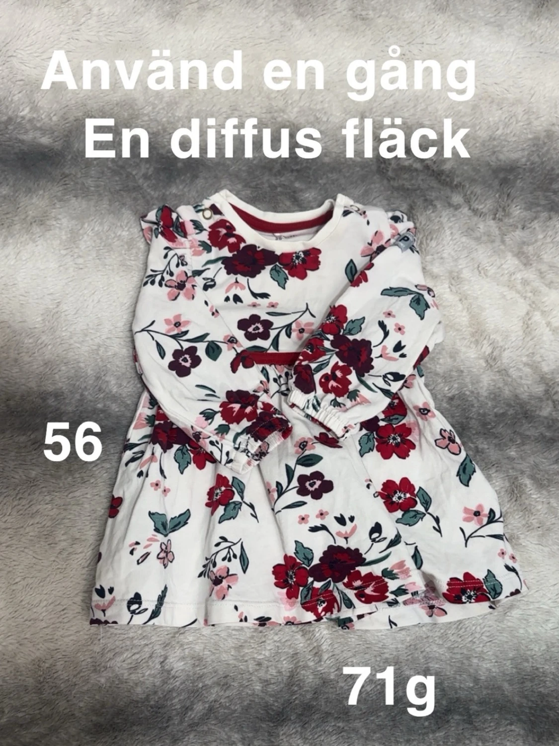 Vit blommig klänning med volang