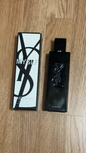 YSL MYSLF Eau de Parfum - Stilren parfym från YSL med modern design och tydlig logga. Eau de Parfum-variant som passar dig som vill sticka ut med en ikonisk flaska. Perfekt för dig som gillar trendiga accessoarer. Med ungefär 97ml