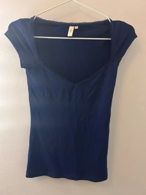 Mörkblå topp med spets från Nelly - Säljer en mörkblå topp från Nelly i storlek XXS❤️