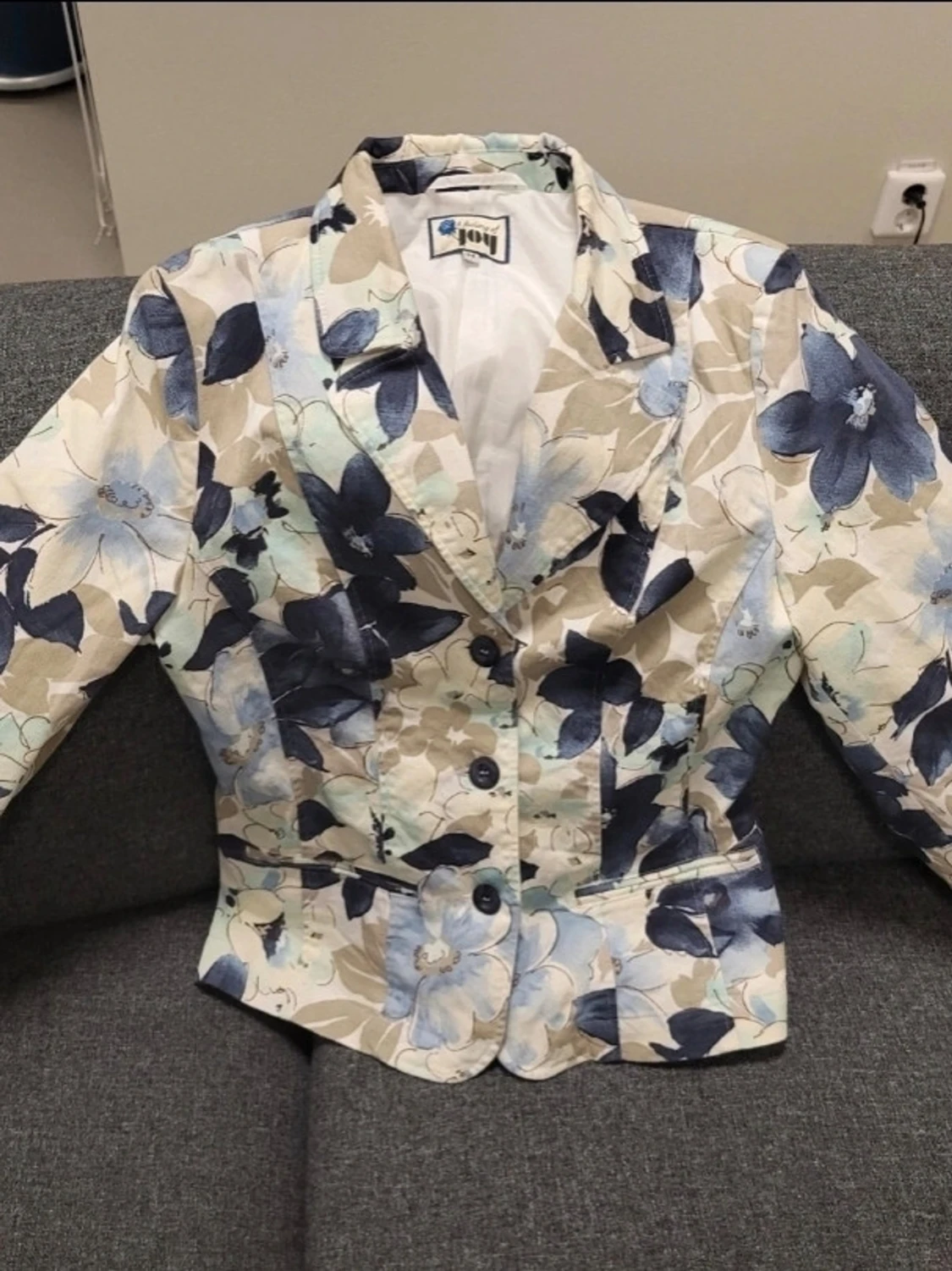 Blommig kavaj från Joy, storlek 34