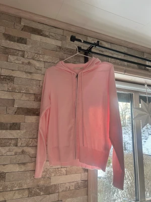 Kofta  - Kofta från Lager 157 i storlek S                                                      Använda få gånger                                                                      Finns att köpa matchade byxor till 