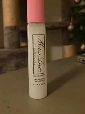 Miss Dior Rose N' Roses EdP - Miss Dior Rose N' Roses Eau de Parfum i smidig 33 ml sprayflaska. Perfekt att ta med i väskan för en fräsch touch när du vill. Trendig och populär doft från Dior. Andvänts några gånger men typ helt oanvänd