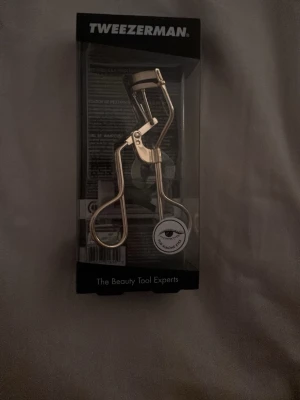 Tweezerman ögonfransböjare guld - Säljer Tweezerman ögonfransböjare för almond eyes. Den är använd 1 gång och jag säljer den på grund av att jag inte har almond eyes och att den inte funkar på min ögonfärg. Du får även med 4 kuddar till den och förpackningen finns kvar. 