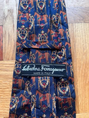 Salvatore Ferregamo slips - Lyxslips från Salvatore Ferregamo. 100% silke