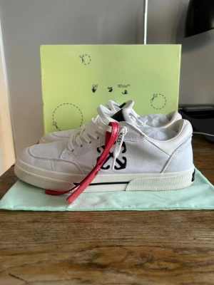 Off white skor - Säljer dessa feta off white skor som är slutsålda överallt, går att köpa på GOAT för 460 dollar. Typ helt nya, allt og ingår. Röda grejen går att ta bort. 