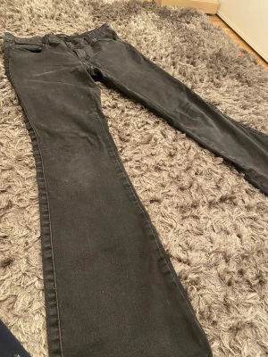 Only jeans låg midja - Låga jeans från only. Tappat lite svart färg då de tvättats.  Två skärp ”ögglor” har gått sönder, annars bra skick. Strl M, längd 32. Hör av dig vid frågor❤️