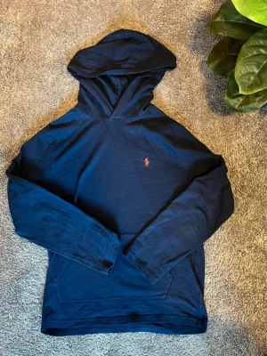 Ralph Lauren Hoodie  - En Ralph Lauren Hoodie/luvtröja. Ny pris 1195 säljer för att den är för lite. Storlek 160/XS. 