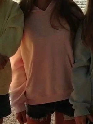 Rosa hoodie  - En trendig fin rosa hoodie som kan användas när som helst! Den har ett mjukt material inuti och är väldigt mysig