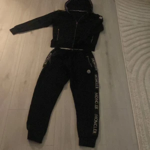 Moncler dress - Hej säljer min moncle track suit som är i bra använt skick dressen är xl men passar även L och den är en r3plica så hör av er vid funderingar 