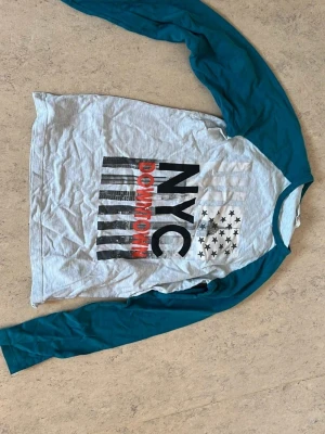 NYC Downtown tröja - Hej! Jag säljer en NYC DOWNTOWN tröja i storlek 164. Den är i mycket bra skick och har en cool, avslappnad stil. Perfekt för alla som gillar New York! Priset är 110 kr. Tveka inte att kontakta mig om du är intresserad eller har några frågor!