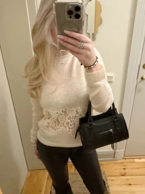 Zara tröja med spets - Intressekoll på den här fina stickade tröjan från Zara, storlek S. Använd max 5 ggr och bra skick🩷