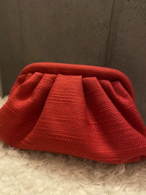 Röda clutchbag   - Röda clutchbag❤️  Alla väskor är tillverkade för hand, med kärlek❤️Men de är även hållbart gjorda på återbrukade tyger!