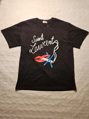 Saint Laurent T-shirt  - Svart Saint Laurent no smoking T-shirt || Storlek XS men passar S