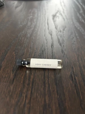 Essnce parfym  - Essnce parfym ”Very cherry” 2ml, endast doftat på. Nypris 45kr.☺️