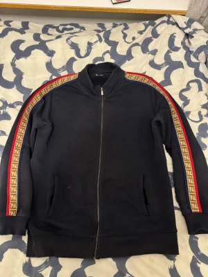 Fendi tröja  - Fendi tröja knappt använd väldigt stilig 