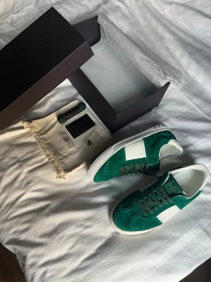 Valentino Flycrews Emerald Green - Valentino Flycrews - Färg: Emerald Green - Skick: 9,5/10 - Storlek: 41 passar upp till 42 - Defekter: Inga förutom att det fattas två nitar, en på varje sko - Tillbehör: Original box, två dustbags, extra skosnören, Valentino kuvert och 10 reserv nitar (extra nitarna är ej original) - Nypris: 7499 kr - Hör gärna av dig vid frågor, kan gå ner i pris vid snabb affär / AR Resell ⚜️