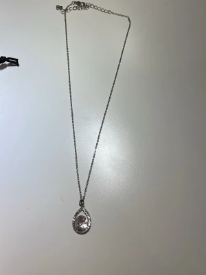 Silver (silver färgat) halsband med diamant hänge.  - Silver (silver färgat) halsband med diamant hänge.