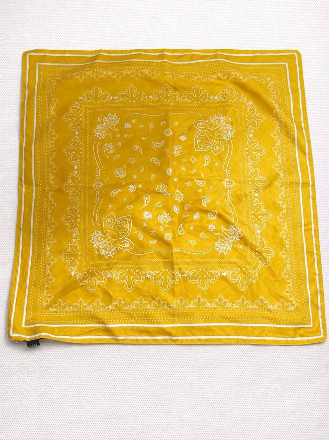 Gul bandana med paisleymönster