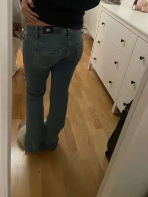 LTB Valerie ljusblå jeans W25 L30 - Säljer ett par ljusblå jeans från LTB, modellen Valerie. Super lågmidjade och bootcut💗