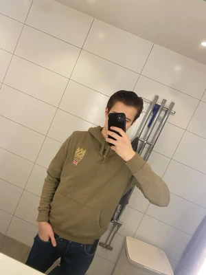 Morris hoodie - Jag säljer en riktigt fet hoodie från Morris || Skick: 9/10 ||Storlek: M || Modellen är 178cm🙌 || Tveka inte på att ställa frågor😉