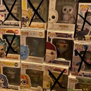 Funko pops - alla är öppnade. 100kr/st - Funko Pop-figurer i sina förpackningar från olika serier som Harry Potter, My Hero Academia och Demon Slayer..