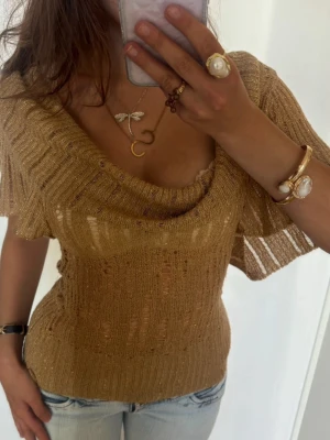 Guldig urringad stickad topp - Såå fin urringad guldig topp! Jag är 168 och det är mina bilder, köp via köp nu direkt eller Swish, kvar tills markerad som såld 💖 