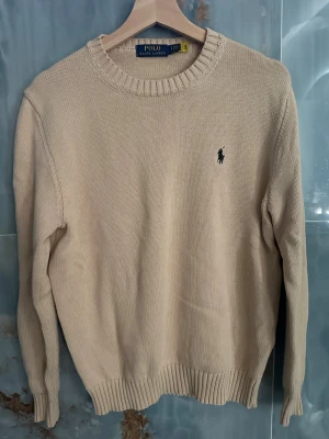 Ralph lauren tröja - Säljer min Ralph lauren tröja som är beige och i mycket bra skick då den är för liten nu men den är i mycket bra skick 