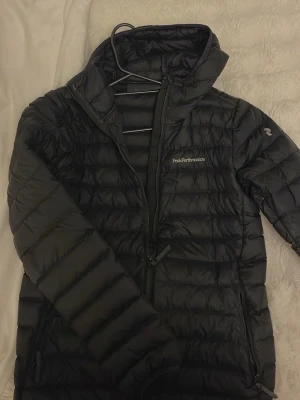 PEAK PERFORMANCE JACKA - Inga ord kan beskriva denna jackan. Min favorit genom alla tider men tyvärr måste det få ett avslut. Så smidig jacka med flera fickor både utanför och innanför som syns på bilderna. Har Älskat denna jackan så mycket vilket gör att det inte finns några skador. Storlek S. Använt sedan 2023 men har slutat med tiden. Inga skador. helt helt ny kan man tro. Köpte för 2000 ish men säljer för 1150 kr för er. Priset kan absolut diskuteras, inga bekymmer! 💕