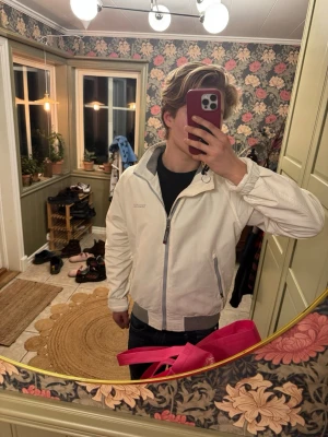 Woolrich jacka - Säljer just nu denna feta woolrich jackan i mycket fint skick! Jackan är storlek M och är både vind och vattentät! Skick 9/10.  Tveka inte att höra av er vid minsta lilla funderingar!🤩